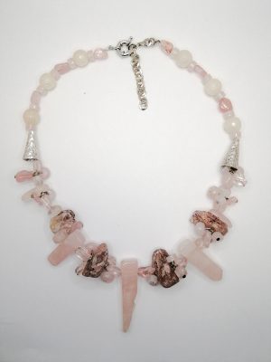Necklace with rose quartz gemstones
